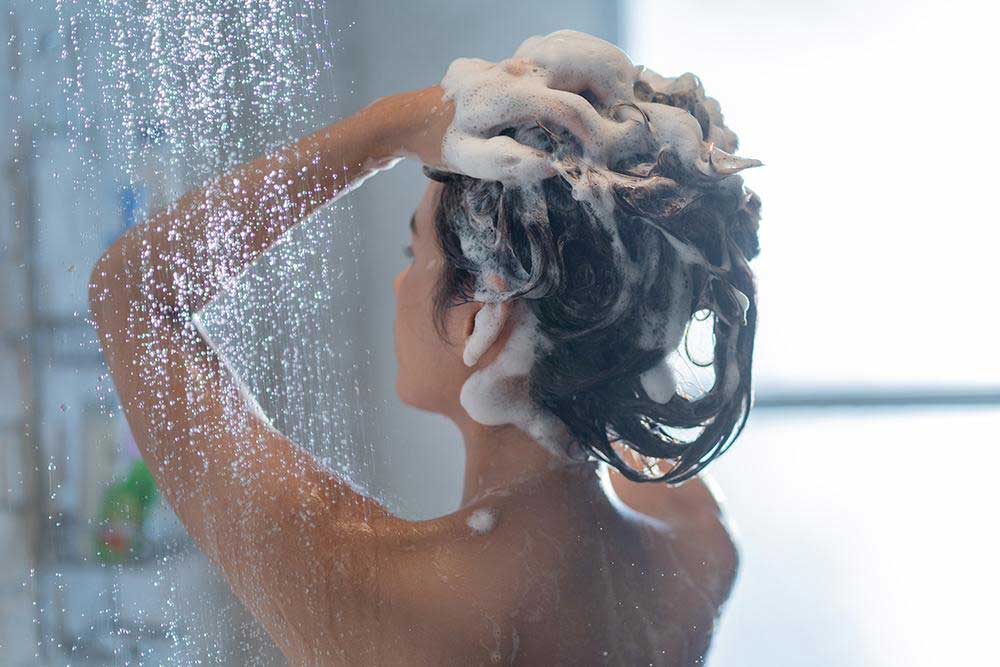 شستن روزانه موی چرب
