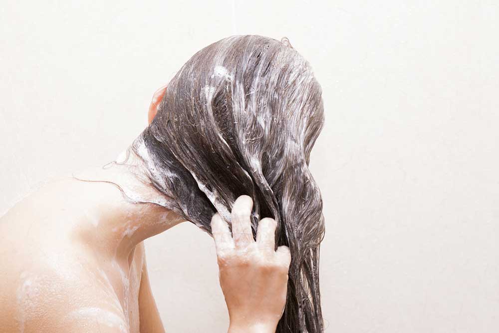 نحوه صحیح شستشوی مو با شامپو