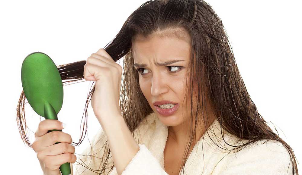 اشتباه در شانه زدن مو