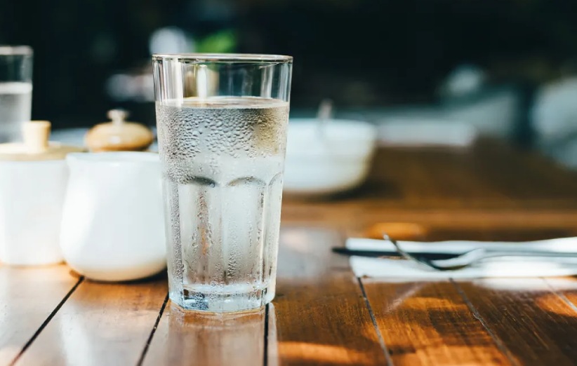 نوشیدن آب فراوان برای جلوگیری از شل شدگی پوست